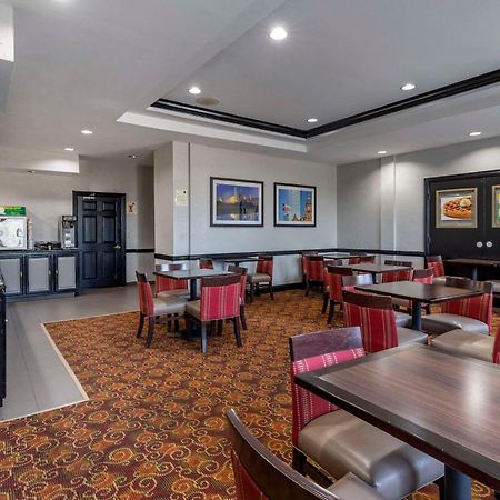Quality Inn & Suites I-35 E-Walnut Hill Dallas Bagian luar foto