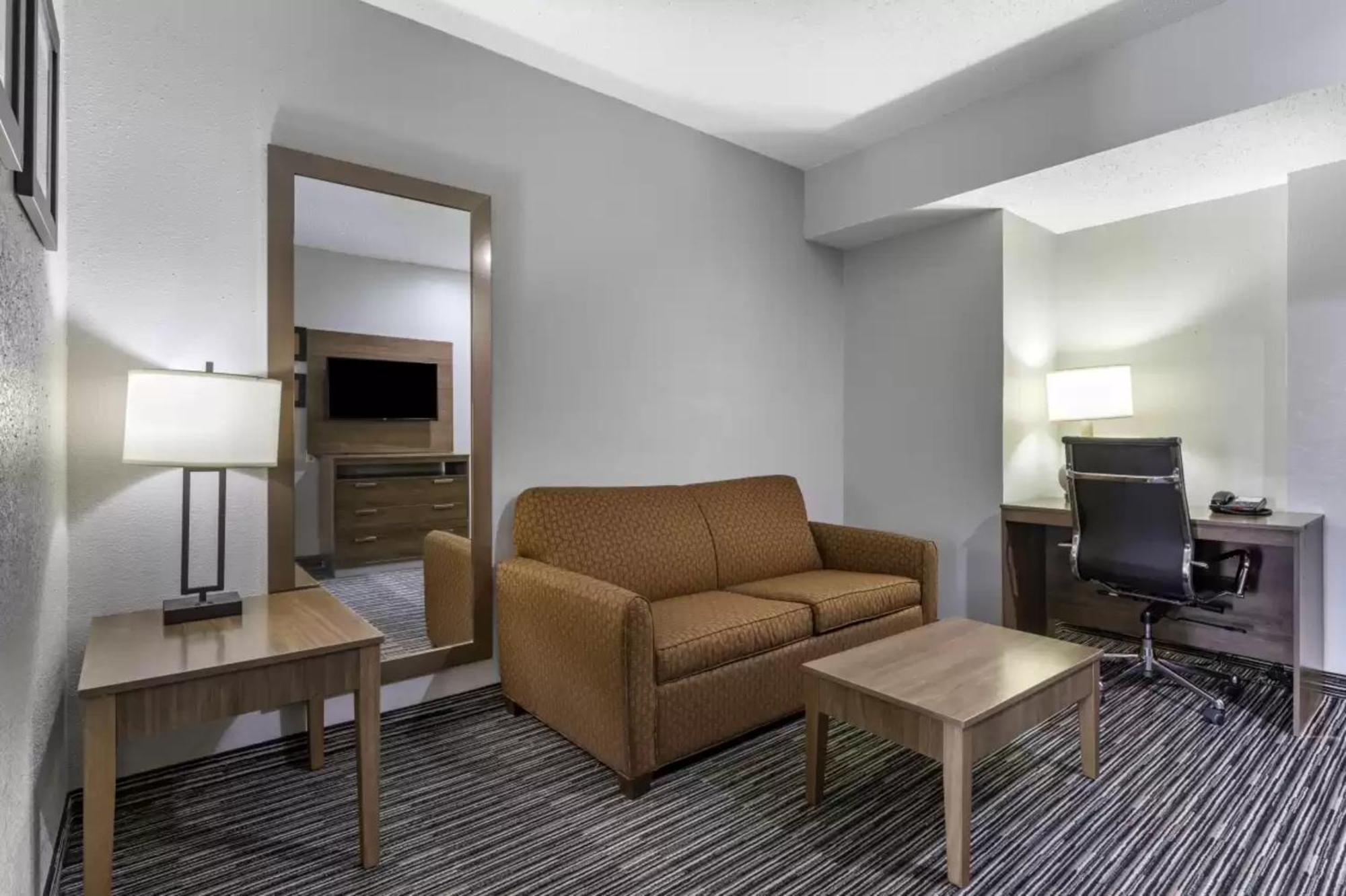 Quality Inn & Suites I-35 E-Walnut Hill Dallas Bagian luar foto