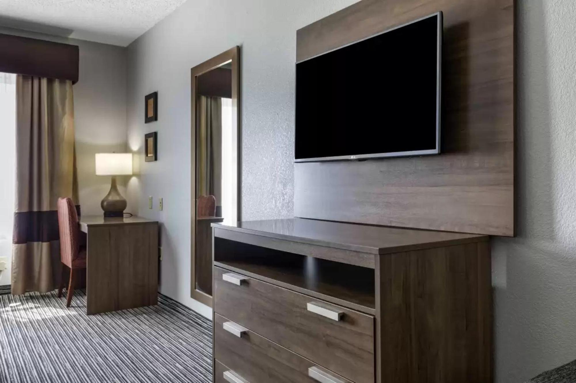 Quality Inn & Suites I-35 E-Walnut Hill Dallas Bagian luar foto