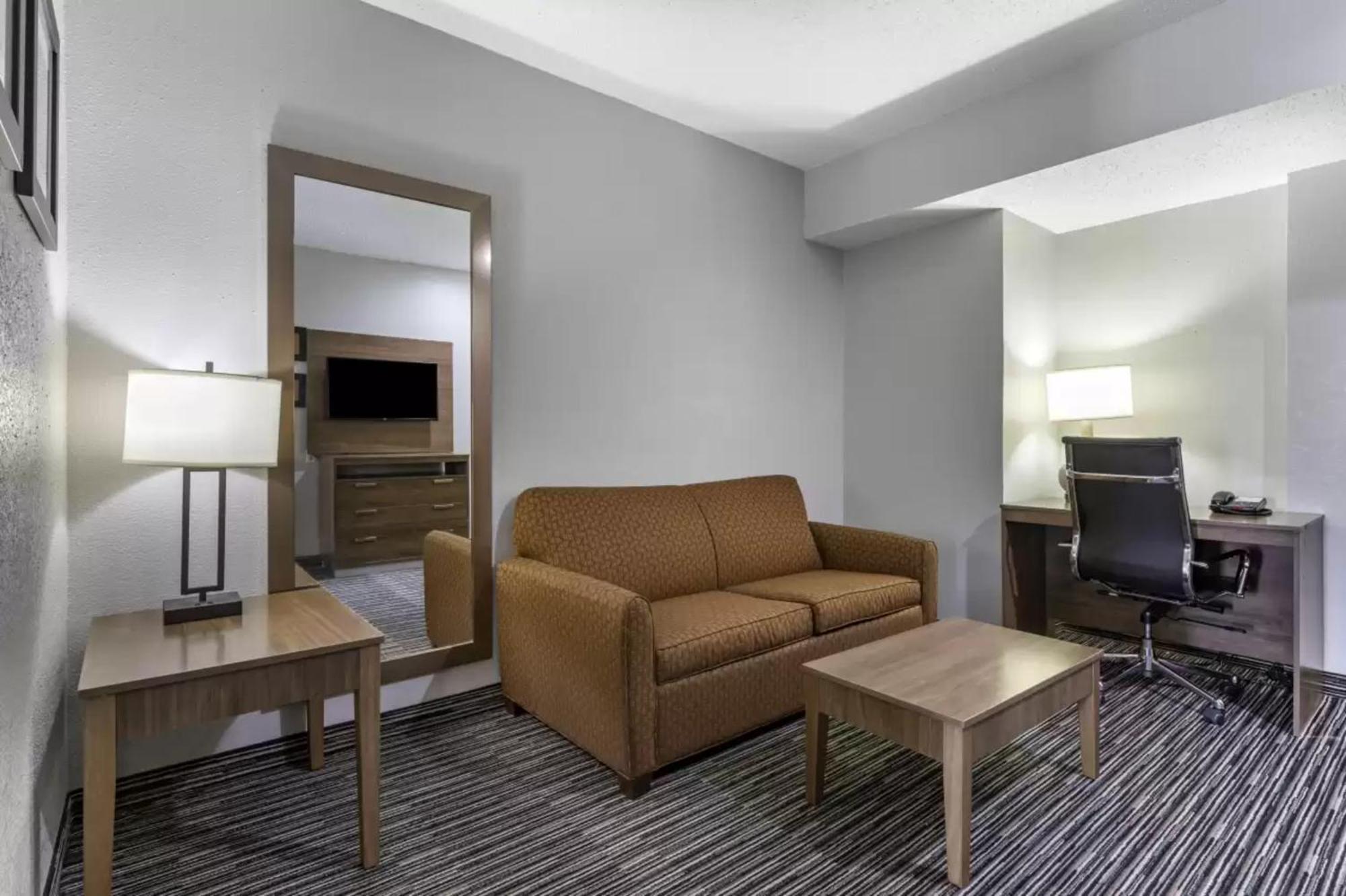 Quality Inn & Suites I-35 E-Walnut Hill Dallas Bagian luar foto