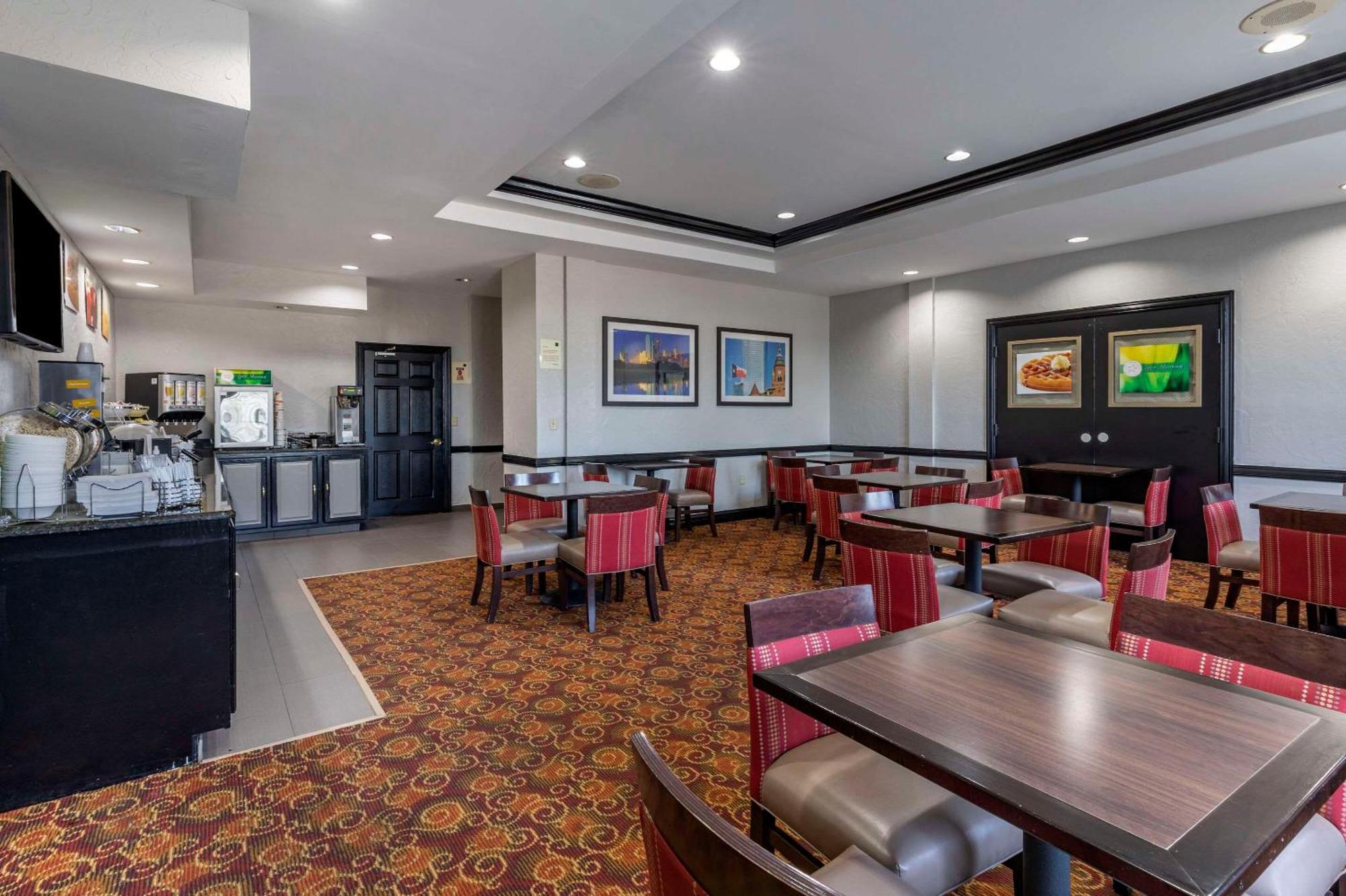 Quality Inn & Suites I-35 E-Walnut Hill Dallas Bagian luar foto