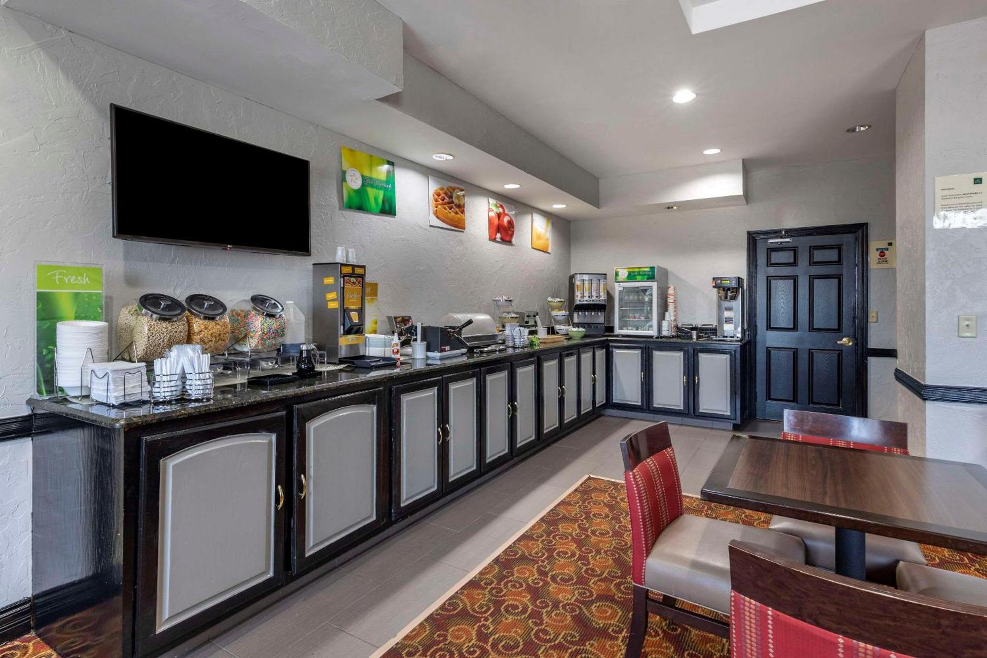 Quality Inn & Suites I-35 E-Walnut Hill Dallas Bagian luar foto
