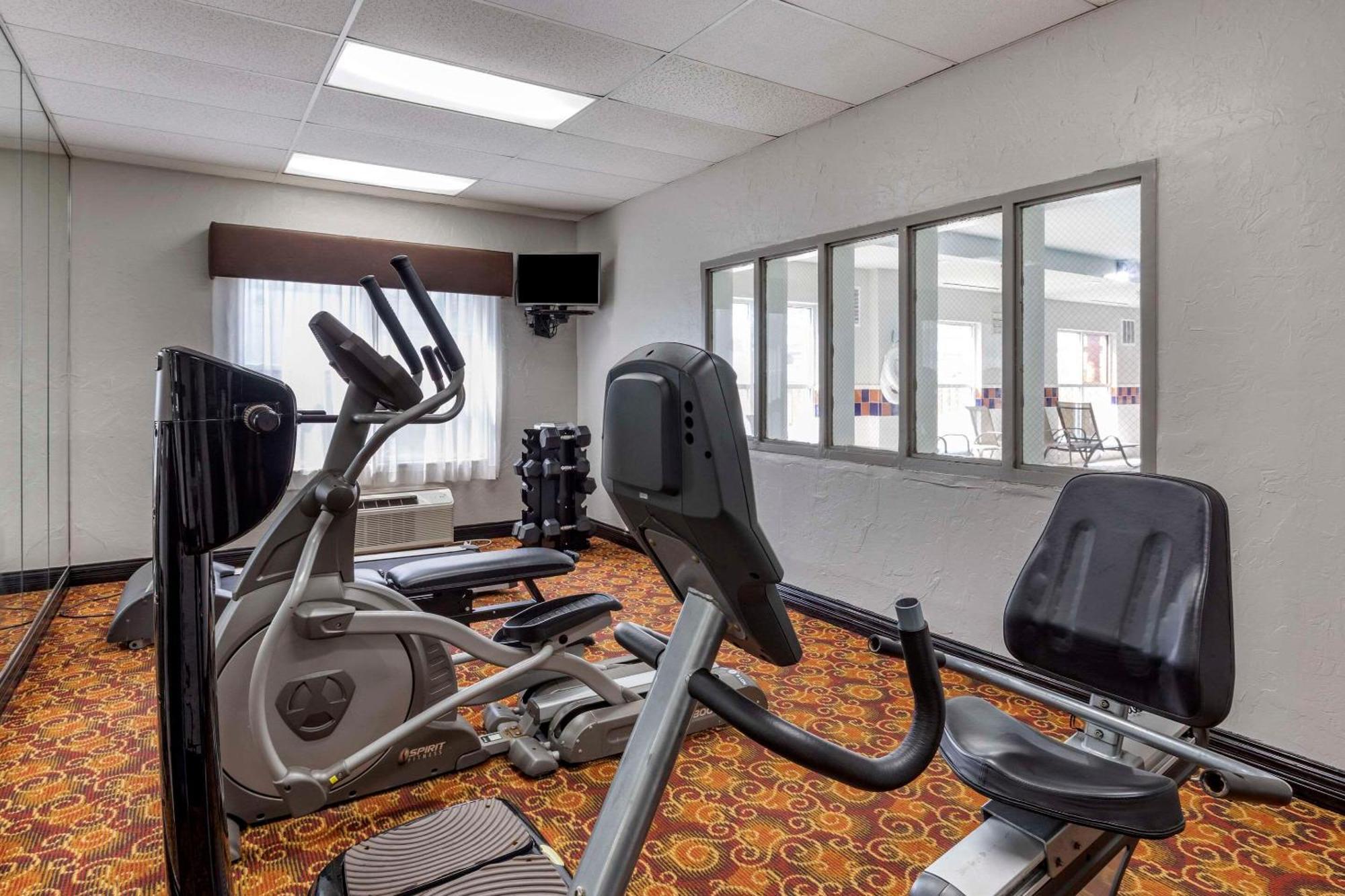 Quality Inn & Suites I-35 E-Walnut Hill Dallas Bagian luar foto