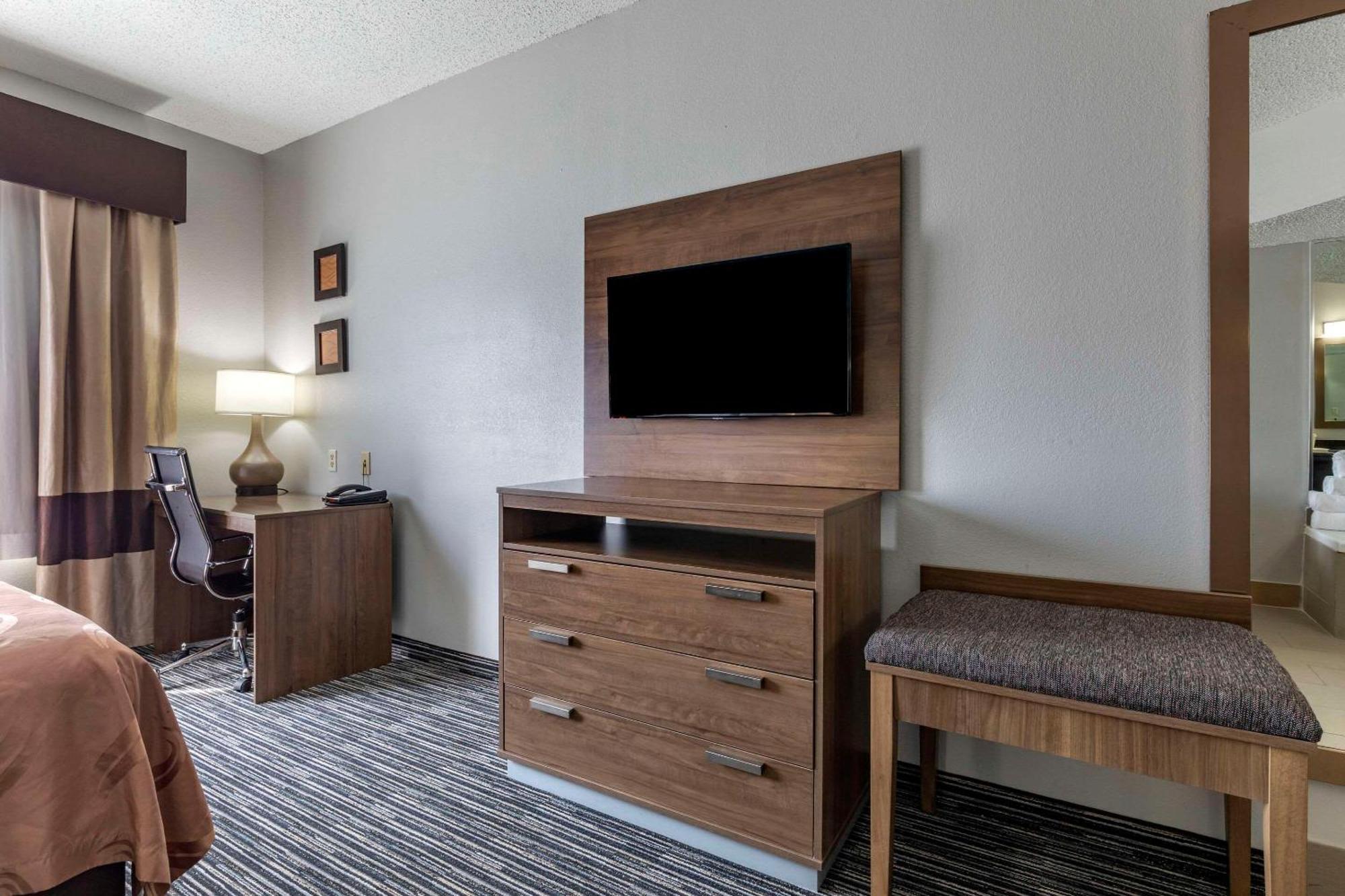Quality Inn & Suites I-35 E-Walnut Hill Dallas Bagian luar foto
