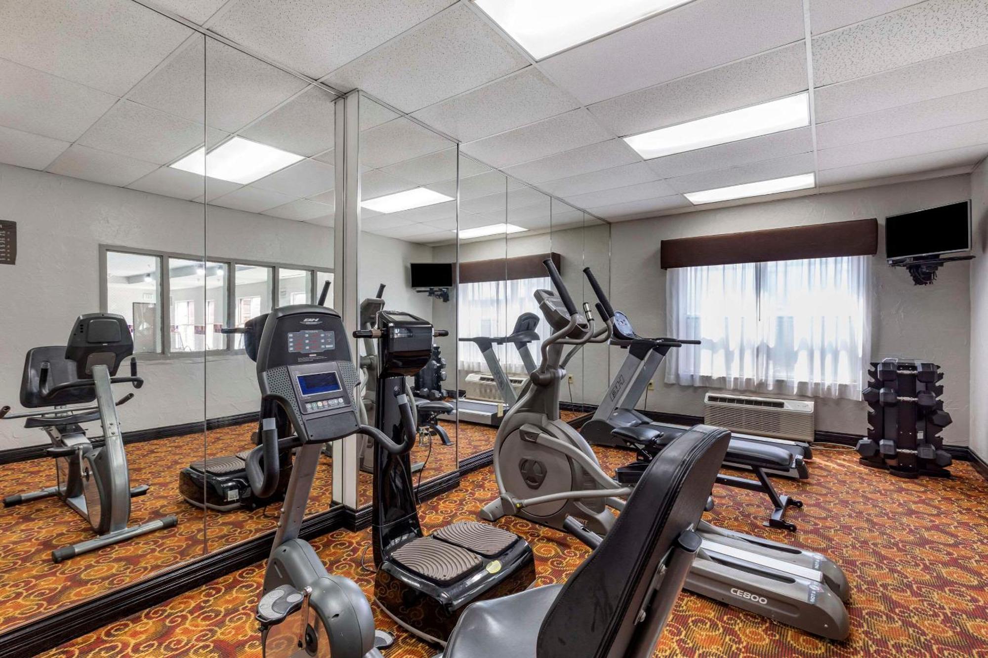 Quality Inn & Suites I-35 E-Walnut Hill Dallas Bagian luar foto