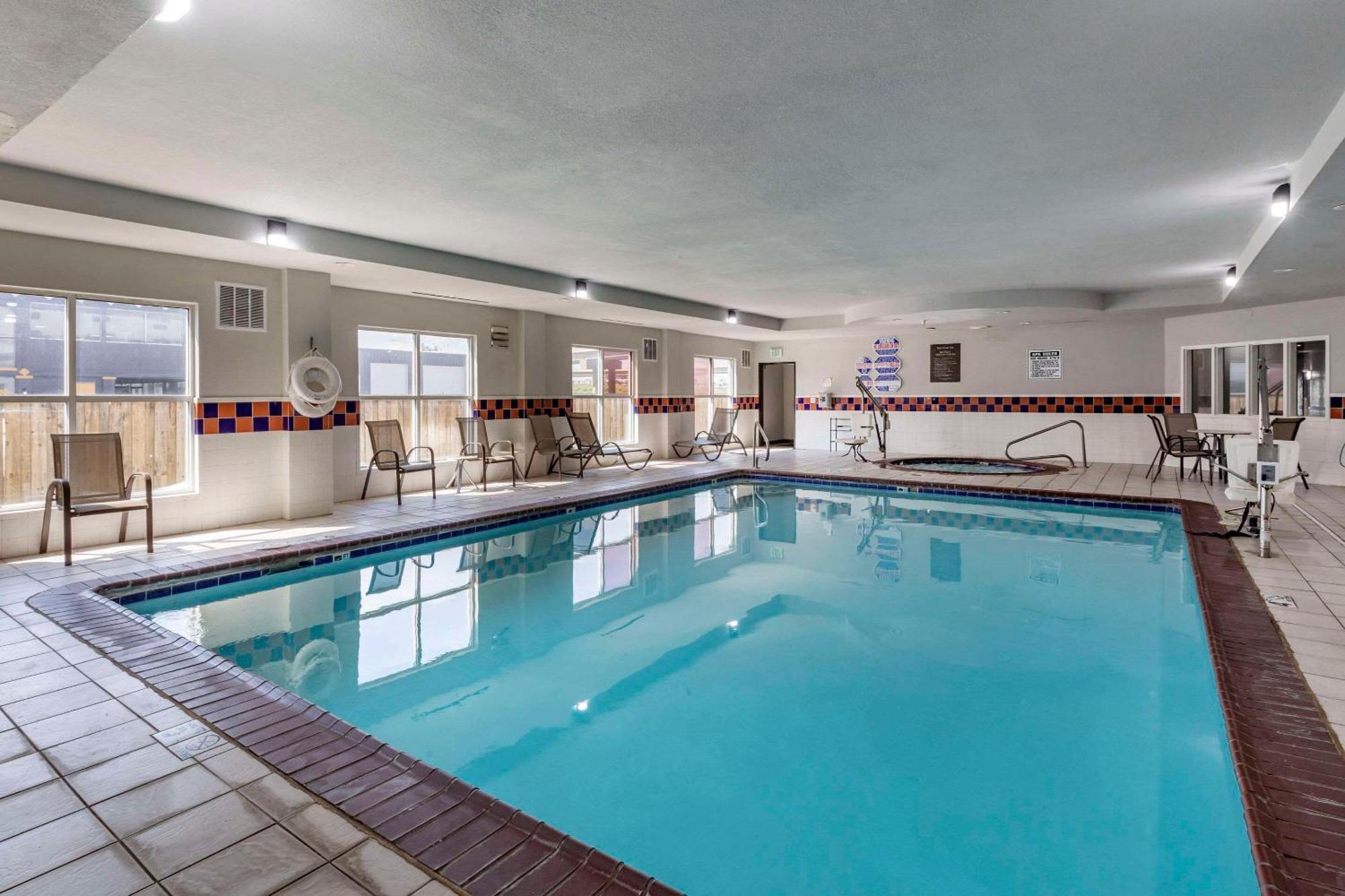 Quality Inn & Suites I-35 E-Walnut Hill Dallas Bagian luar foto