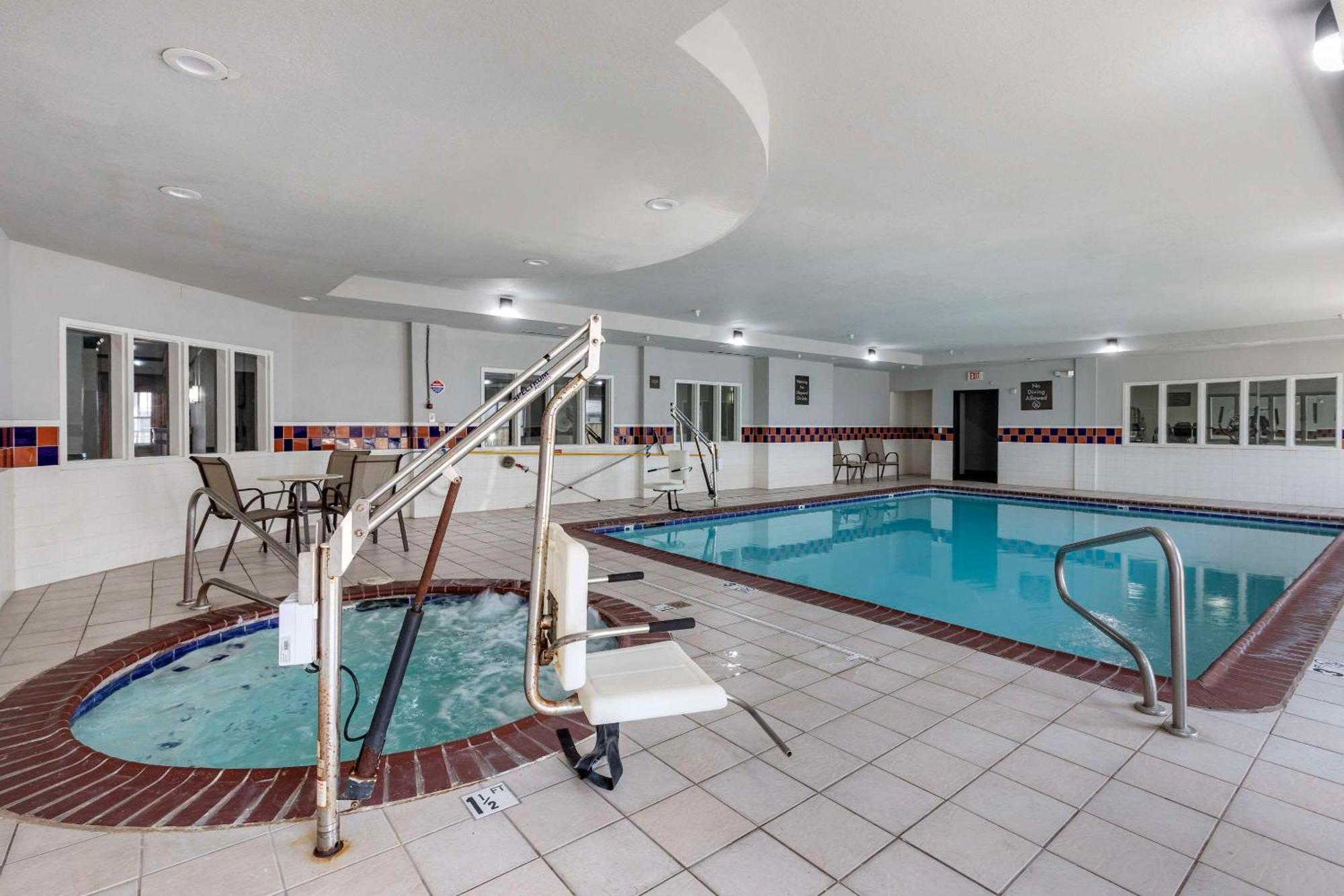 Quality Inn & Suites I-35 E-Walnut Hill Dallas Bagian luar foto