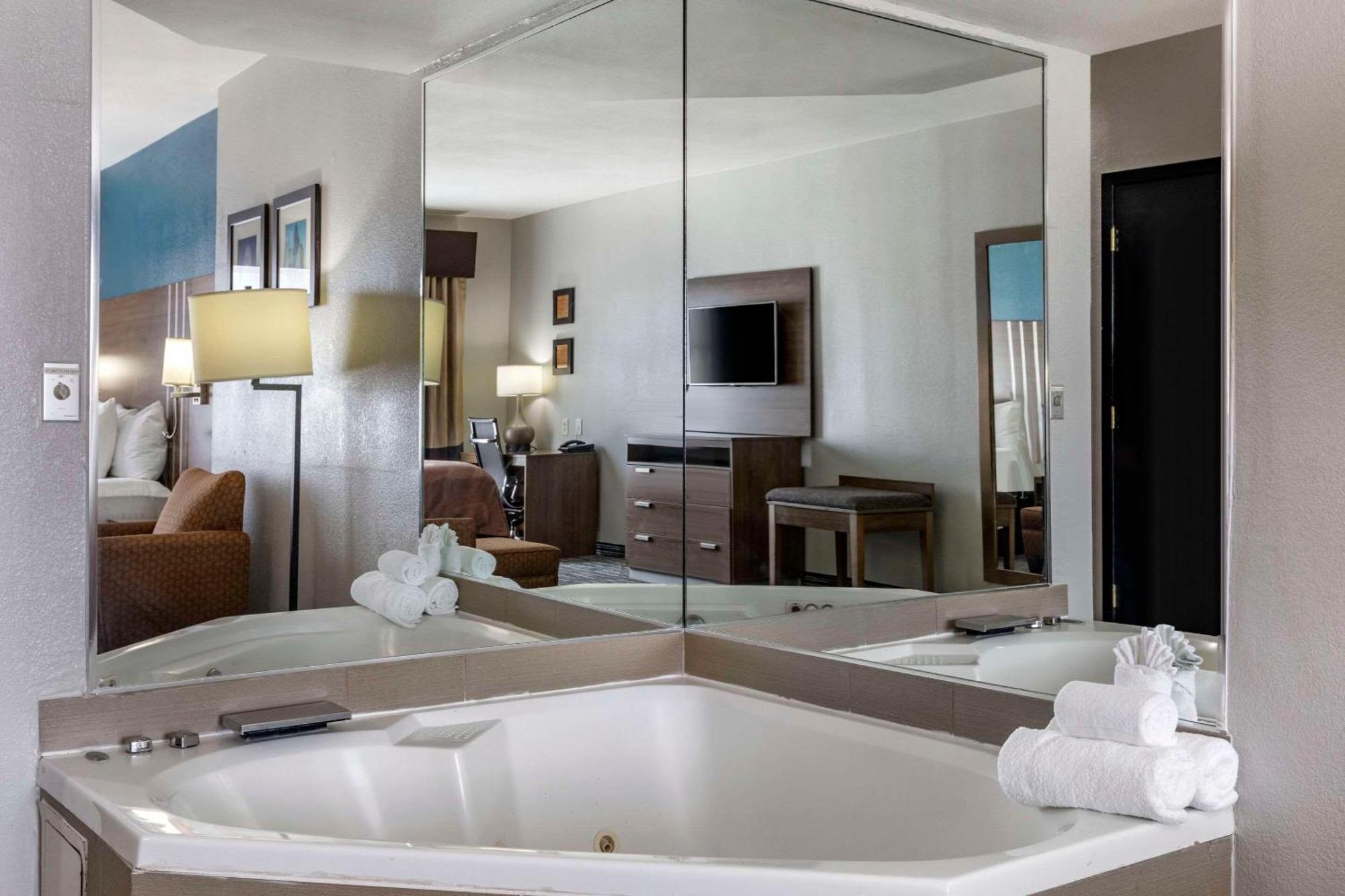 Quality Inn & Suites I-35 E-Walnut Hill Dallas Bagian luar foto