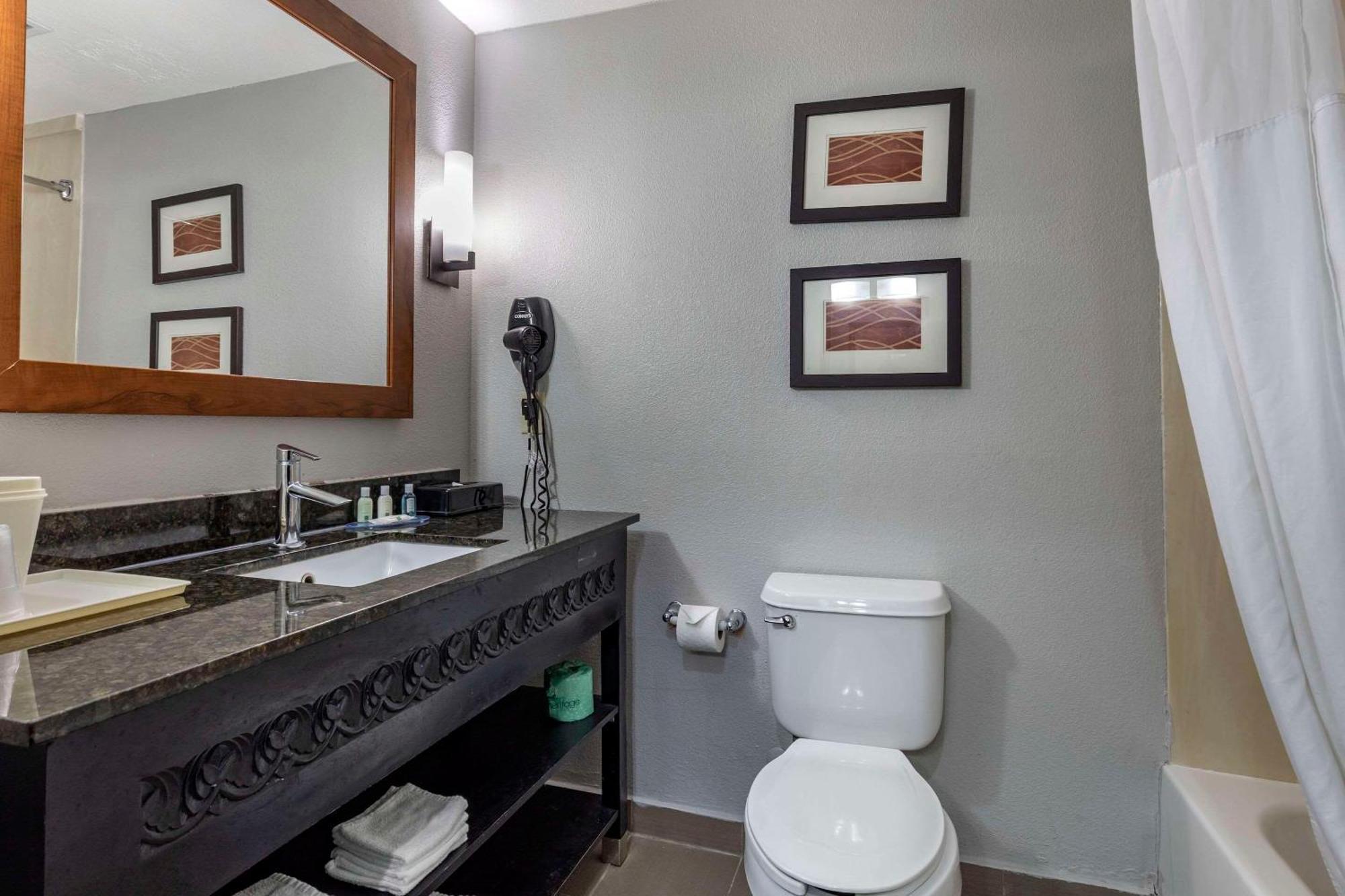 Quality Inn & Suites I-35 E-Walnut Hill Dallas Bagian luar foto