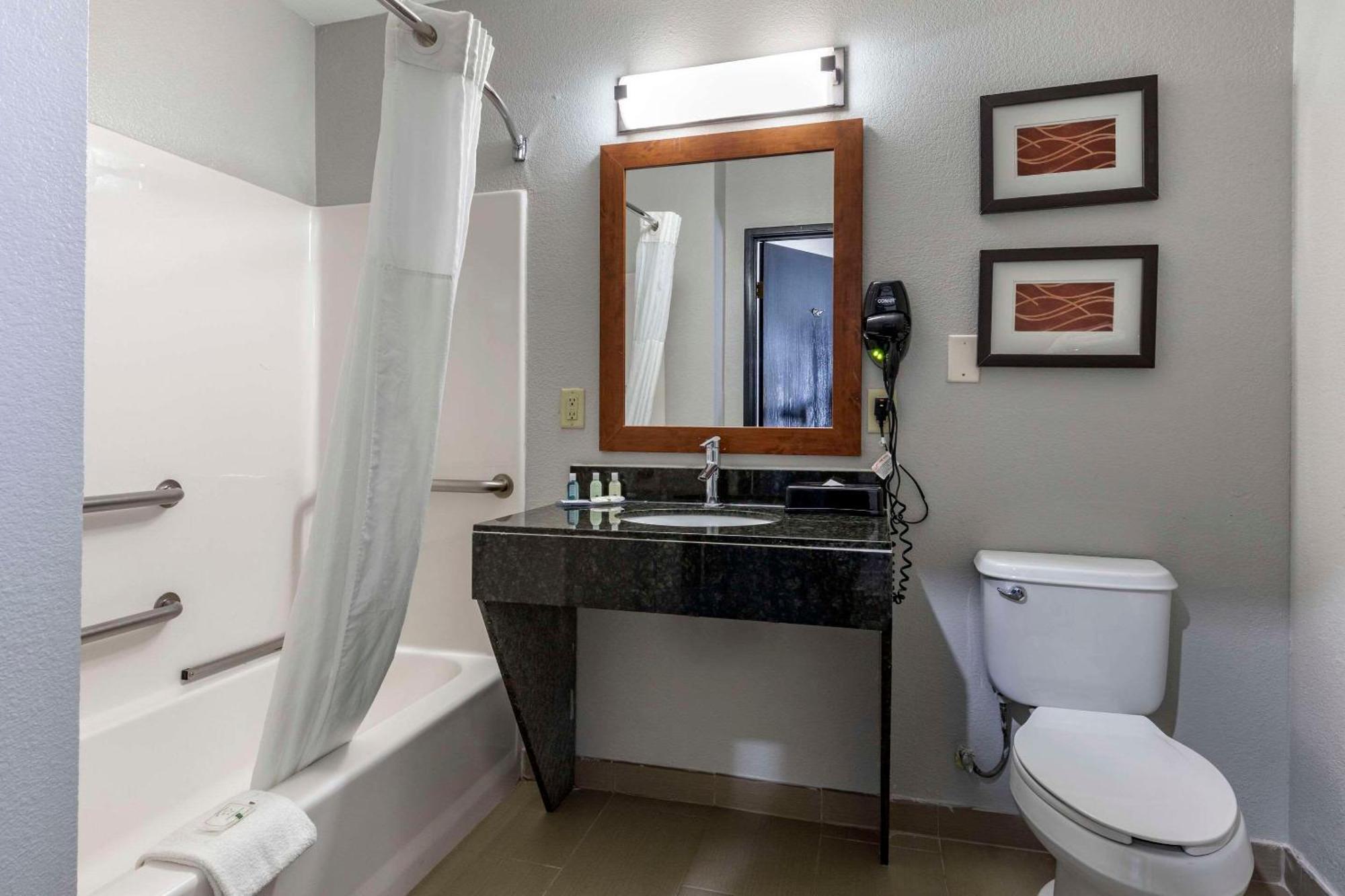 Quality Inn & Suites I-35 E-Walnut Hill Dallas Bagian luar foto