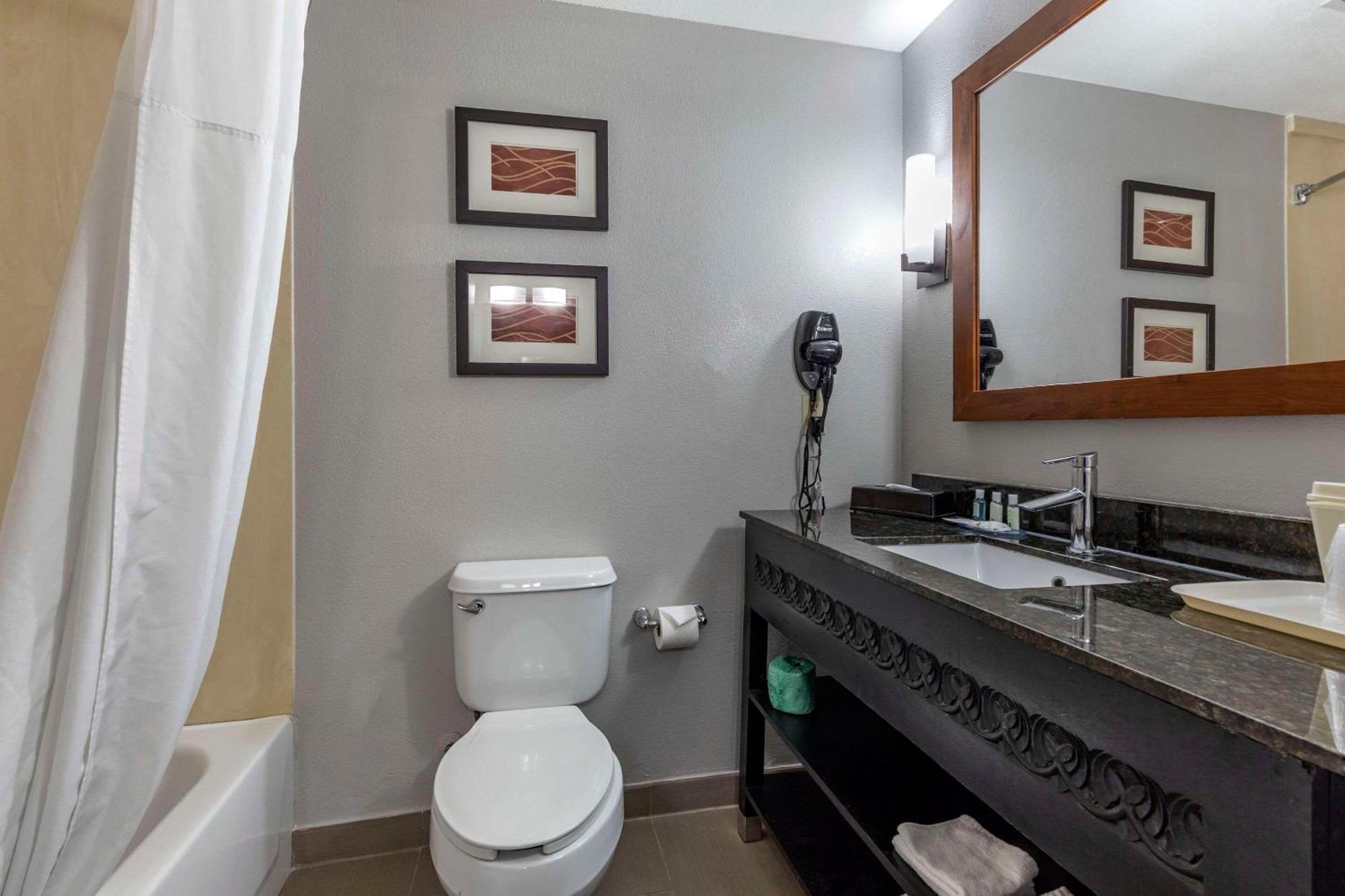 Quality Inn & Suites I-35 E-Walnut Hill Dallas Bagian luar foto