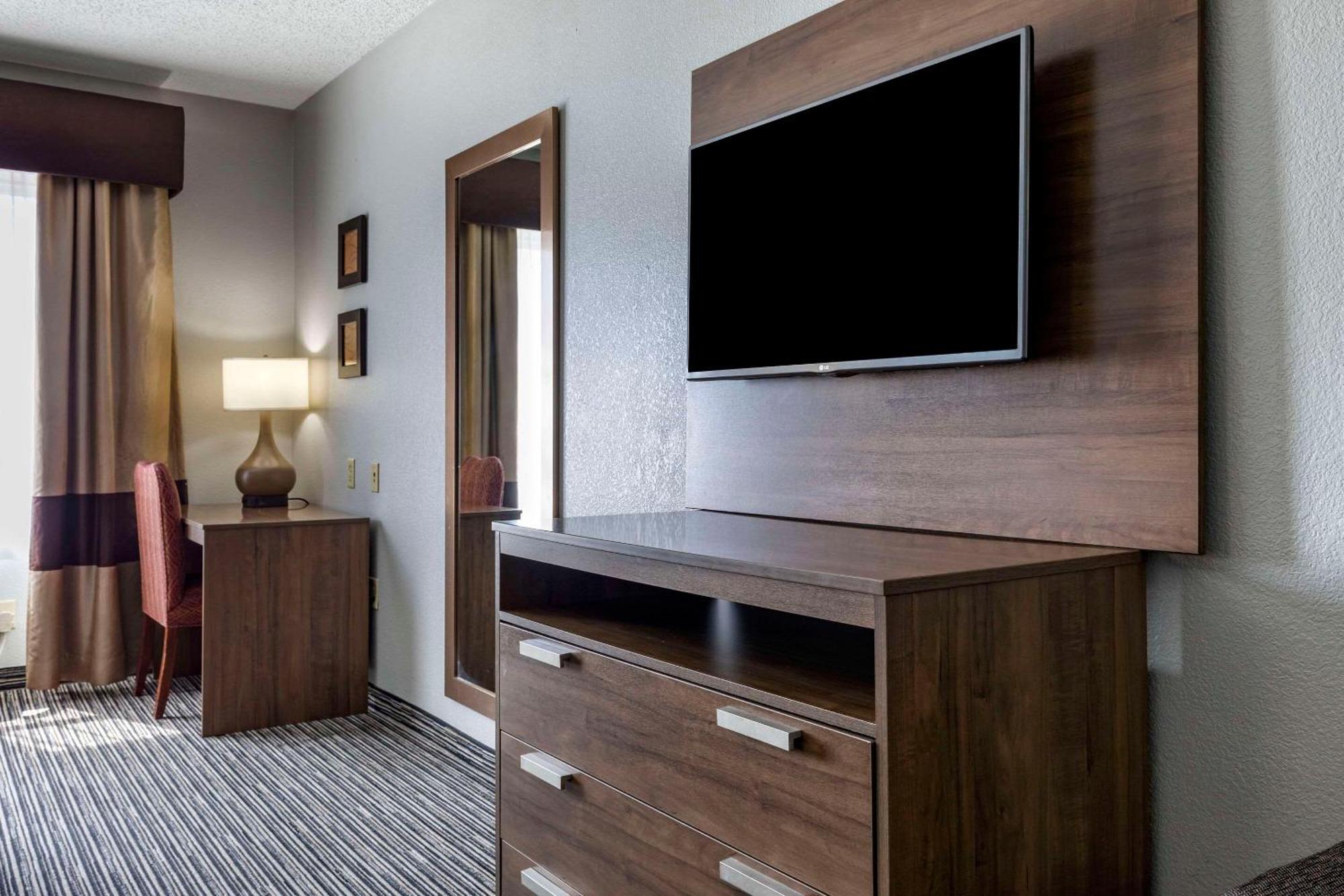 Quality Inn & Suites I-35 E-Walnut Hill Dallas Bagian luar foto