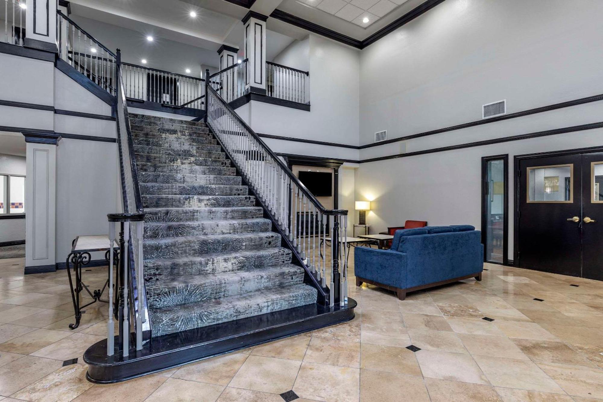 Quality Inn & Suites I-35 E-Walnut Hill Dallas Bagian luar foto