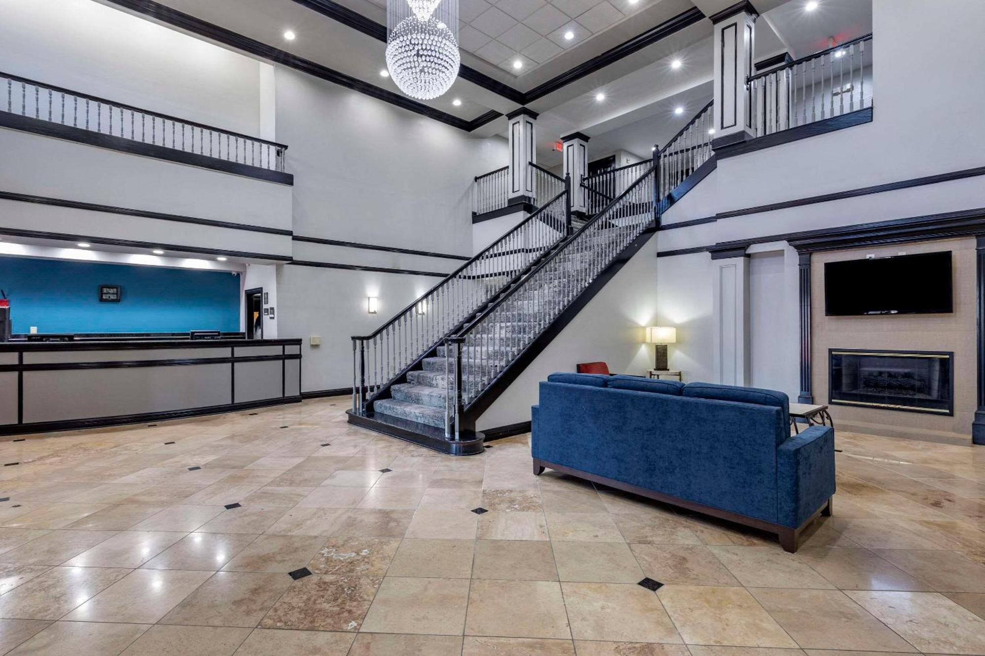 Quality Inn & Suites I-35 E-Walnut Hill Dallas Bagian luar foto