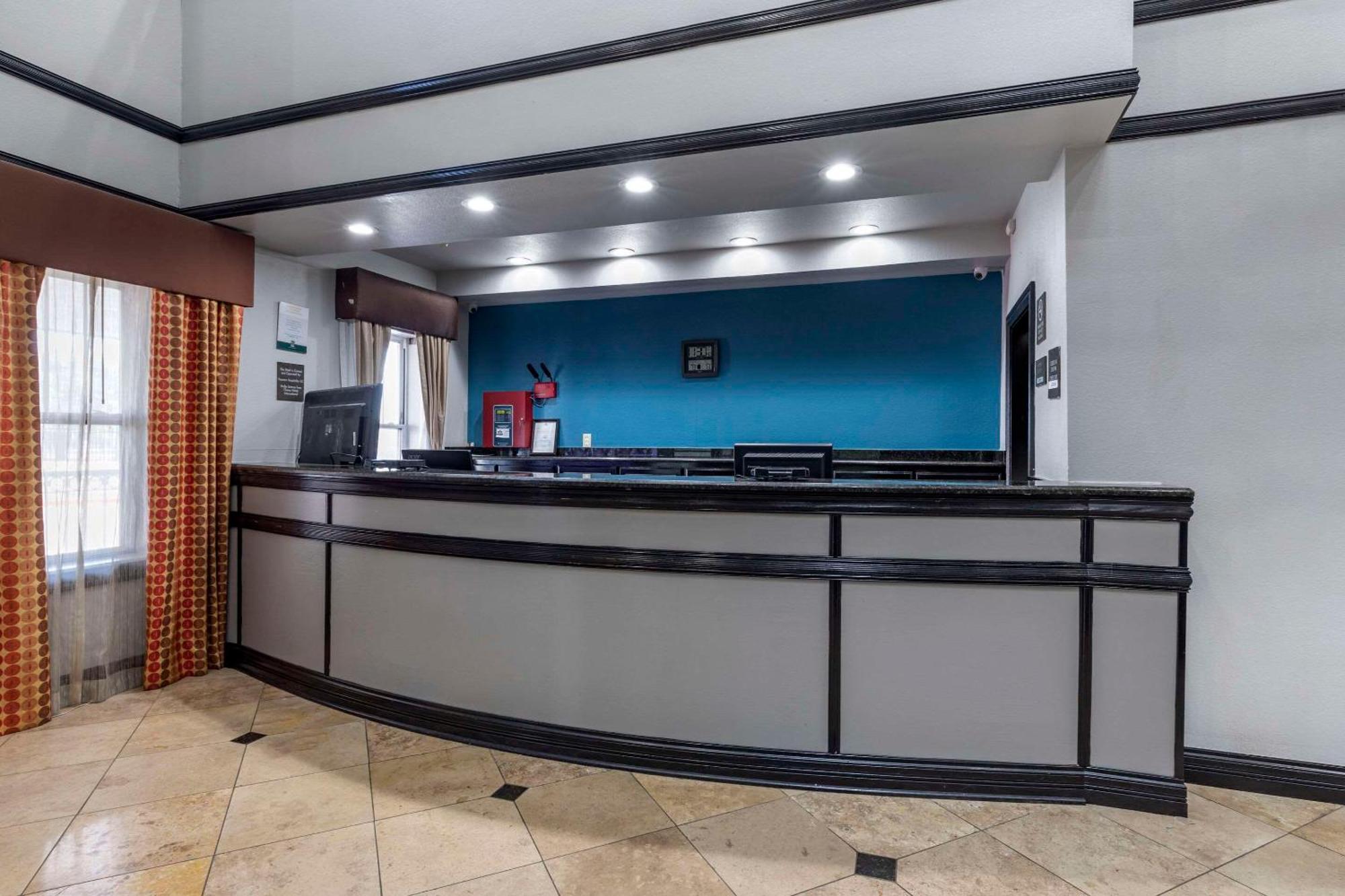 Quality Inn & Suites I-35 E-Walnut Hill Dallas Bagian luar foto